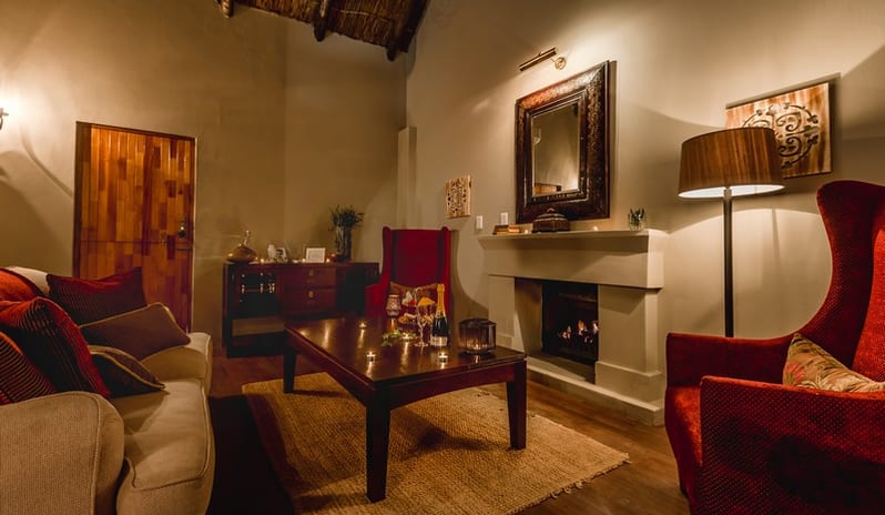 AMAKHALA HLOSI GAME LODGE - LIVING ROOM